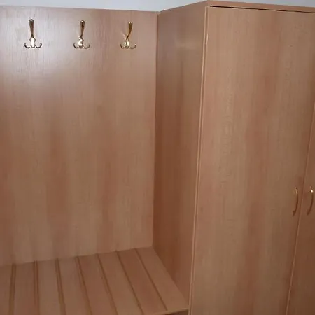 Tht * Polička